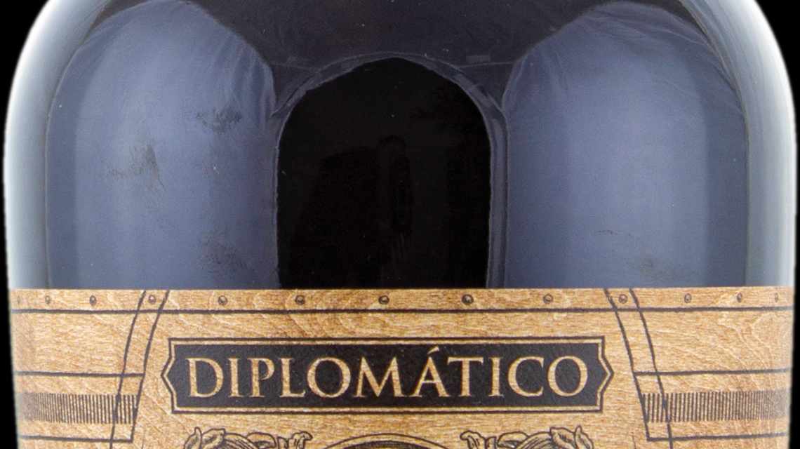 RH2240 Diplomatico-selectiondefamilia_Bottle